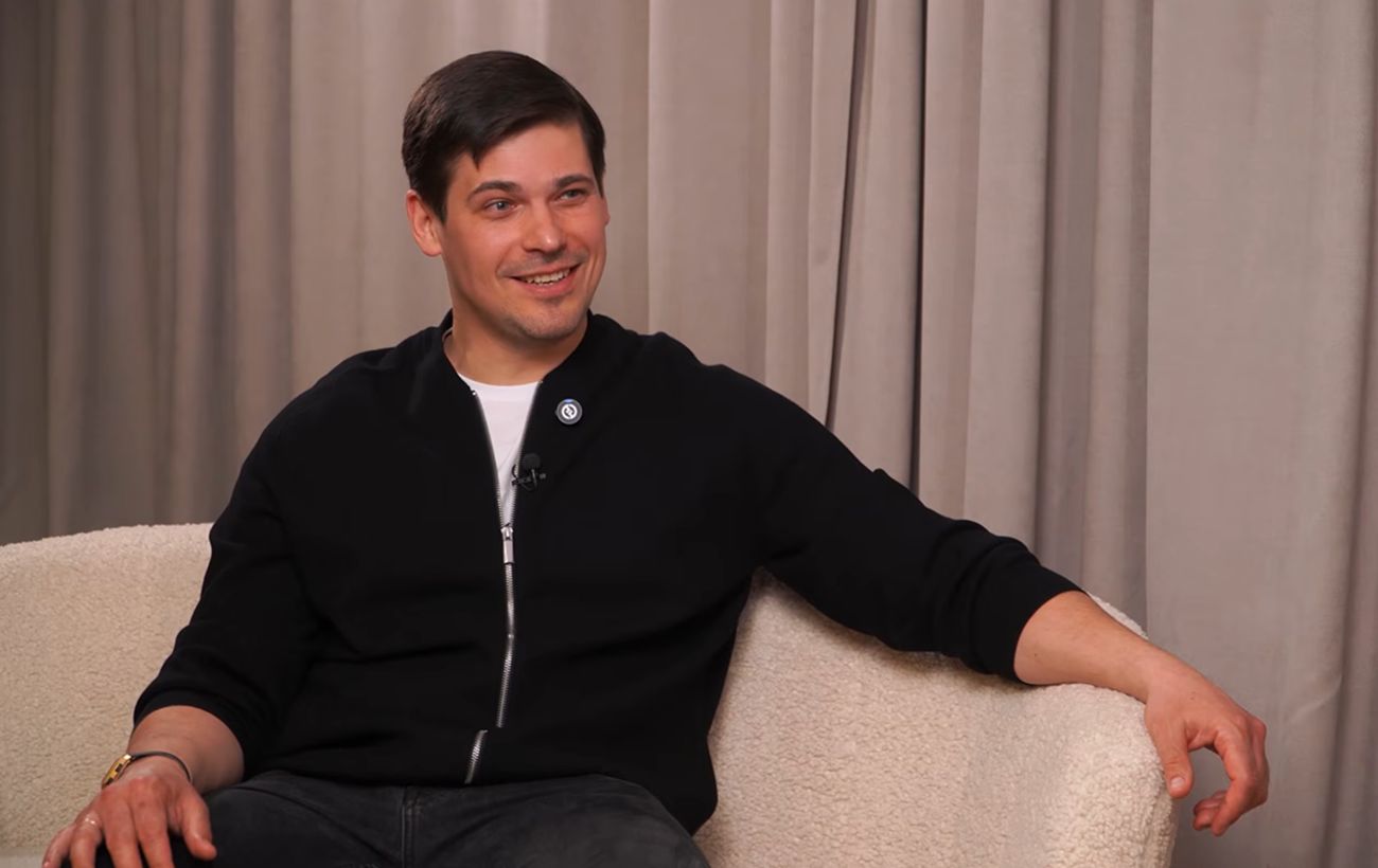 Зображення новини: "Це важко прийняти". Зірка "Кріпосної" зізнався, чи готовий до мобілізації в Україні