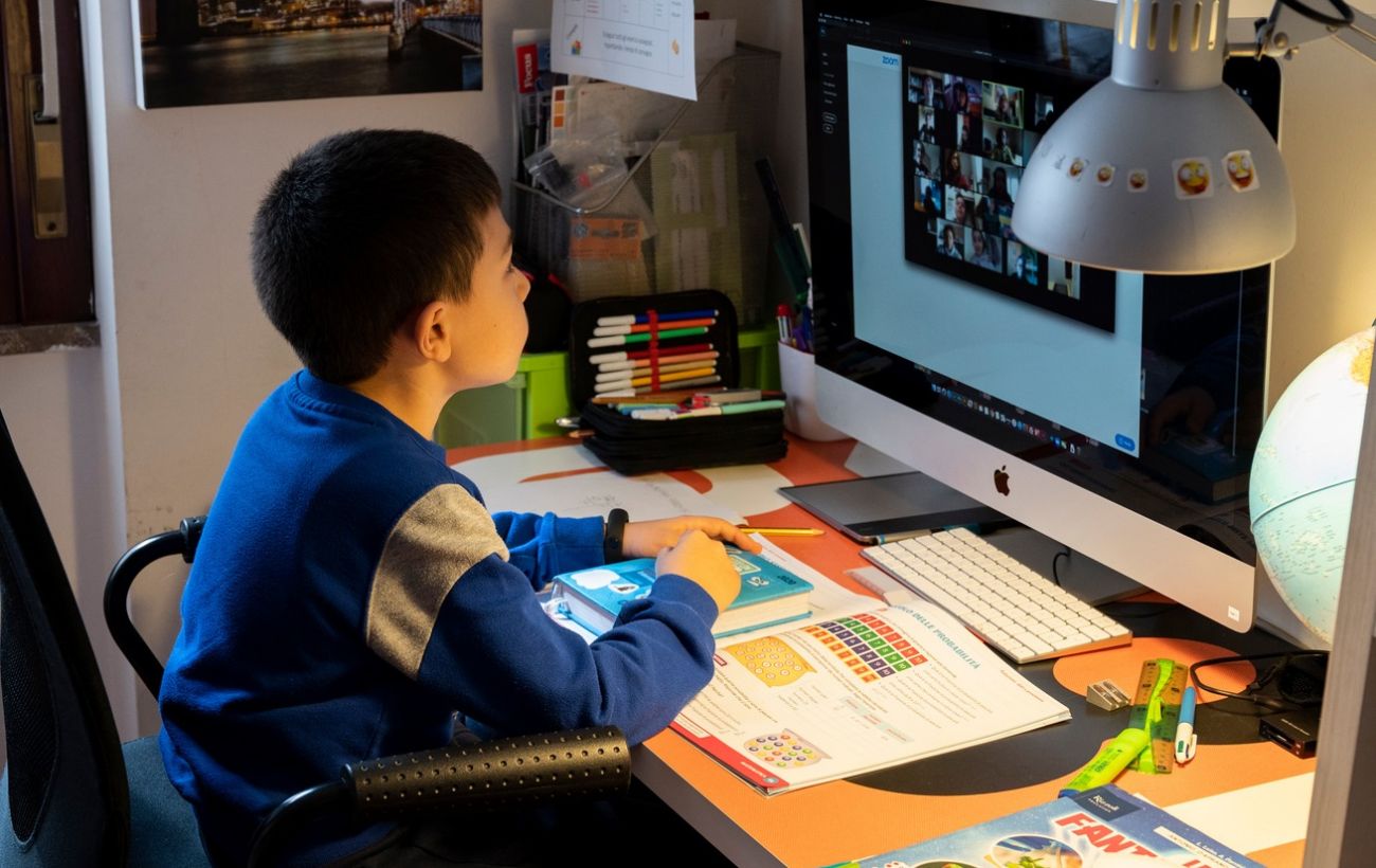 Зображення новини: Школярів і студентів в деяких областях переводять на дистанційку: в чому причина