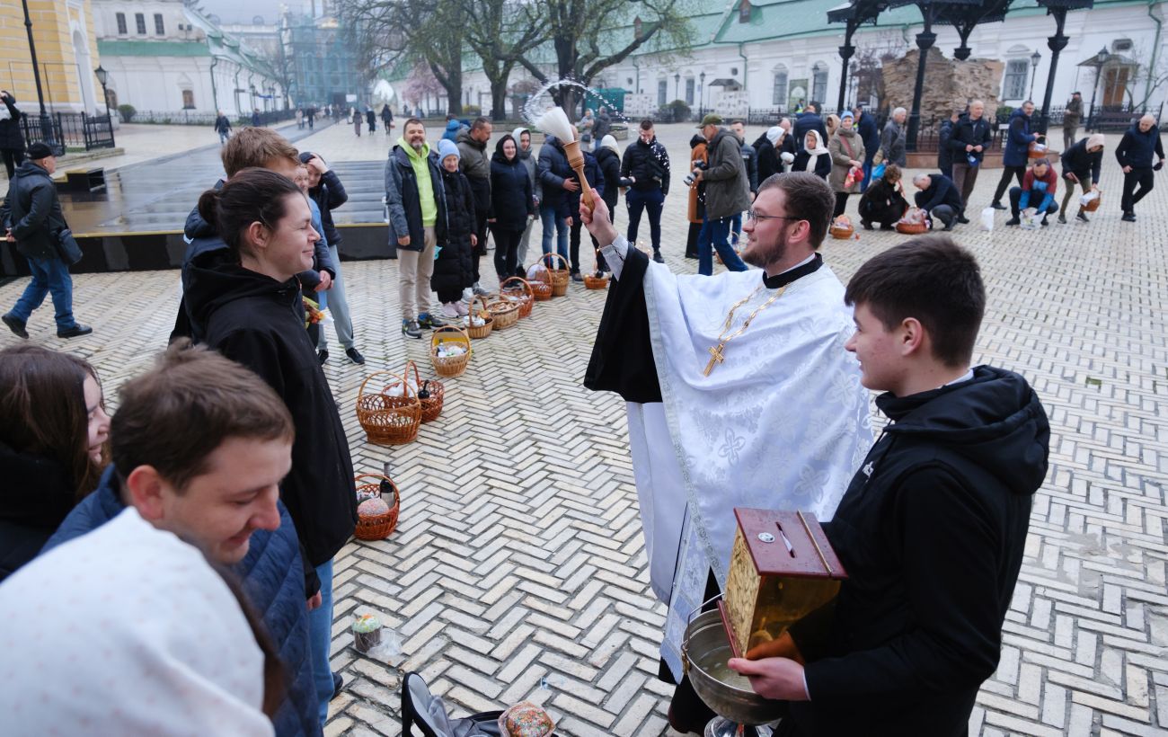 Зображення новини: Комендантська година на Великдень: де змінили правила та як працюватимуть храми