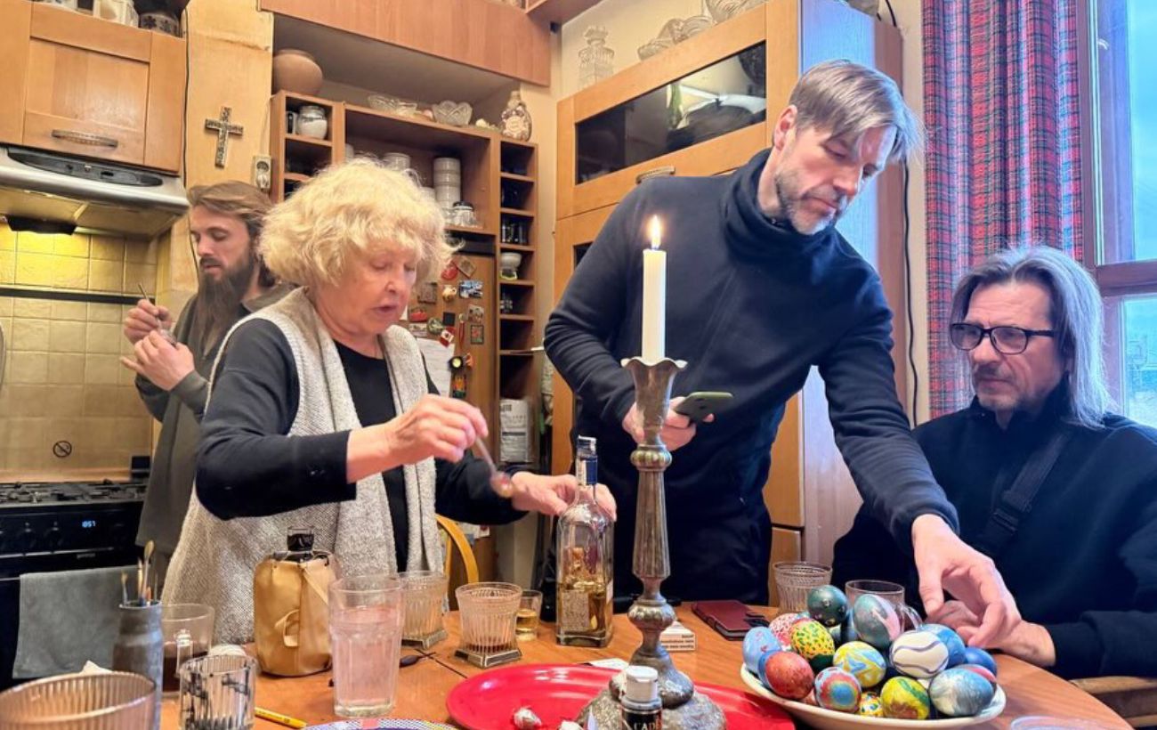 Зображення новини: З онуком і зятем-військовими: Ада Роговцева показала, як з родиною готувалася до Великодня