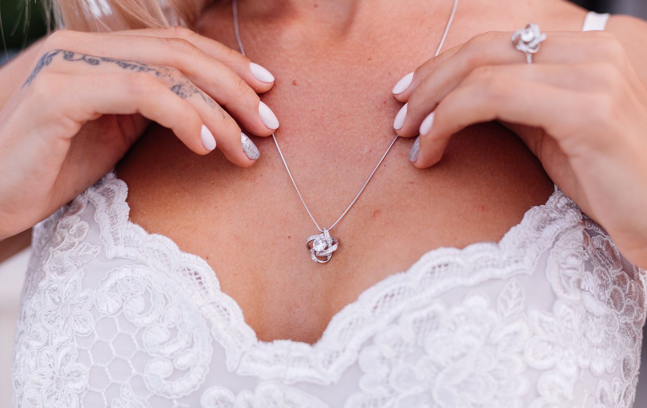 Зображення новини: "Краде" ваш шанс розбагатіти: цим знакам Зодіаку заборонено носити срібло