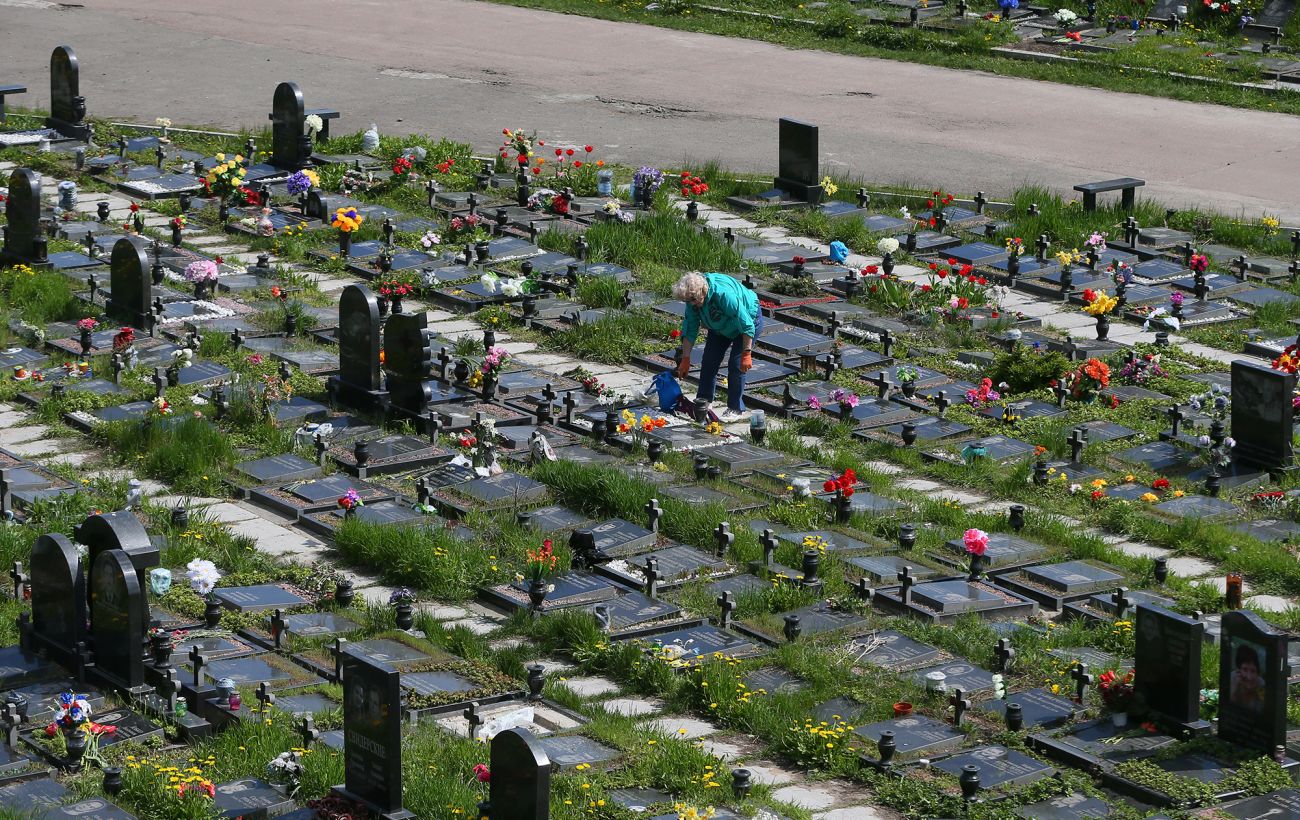 Зображення новини: Підготовка до поминальних днів: що людей просять не нести на кладовища Києва