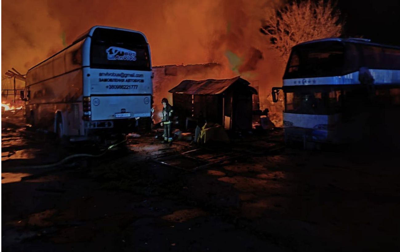 Зображення новини: Пошкоджено судно у порту та знищені автобуси: РФ масовано вдарила по Одещині