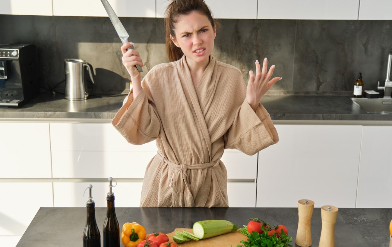 Зображення новини: Ніж буде гострим як бритва: як за 1 хв нагострити лезо за допомогою керамічної чашки