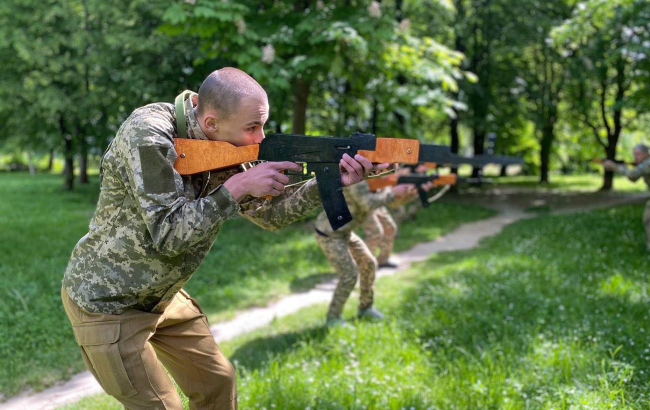 Зображення новини: Полігони, дрони і такмед: МОН запроваджує обов'язковий курс нацспротиву для студентів