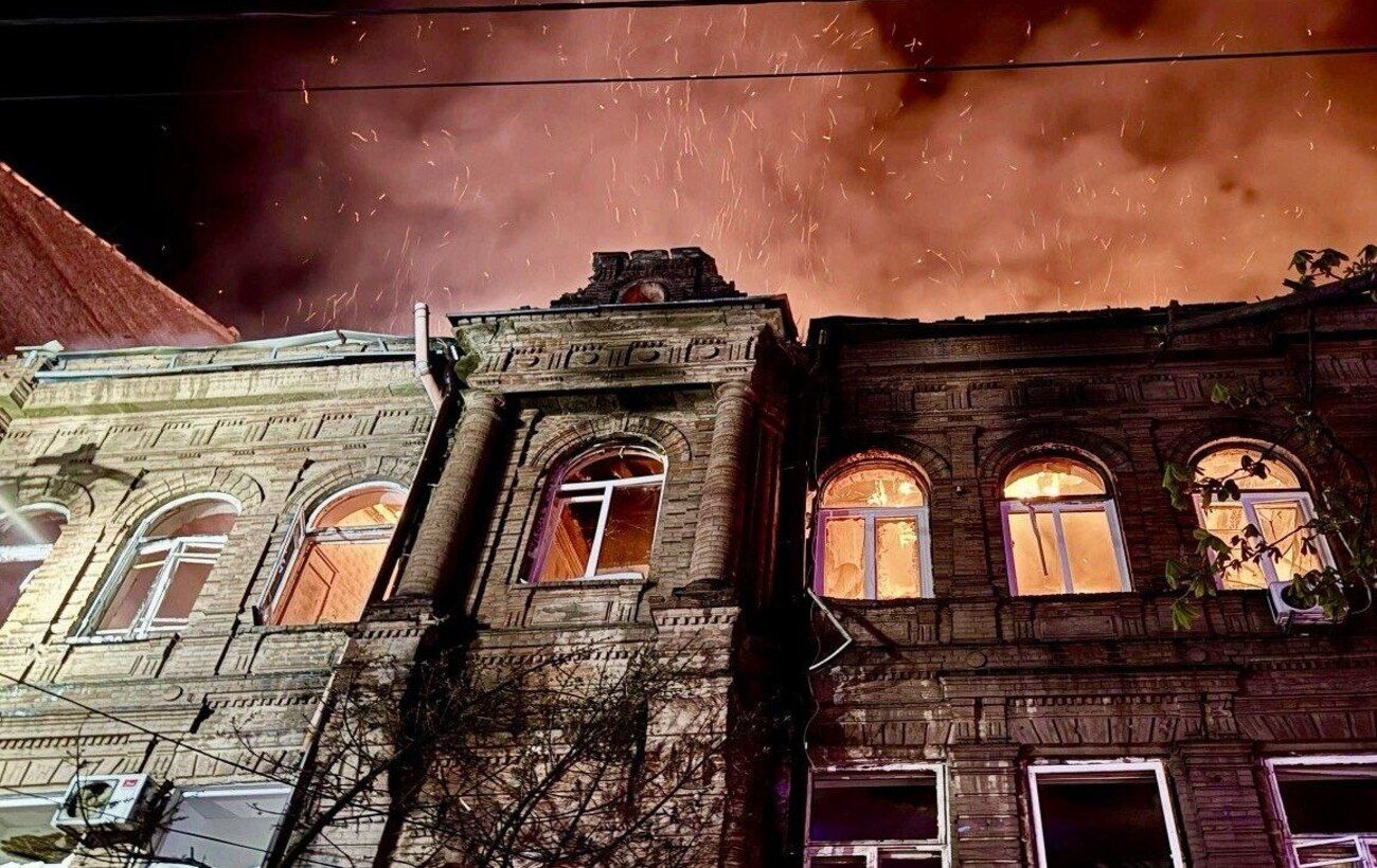 Зображення новини: Ворог поцілив по житлових кварталах у Дніпрі: відомо про пожежі та 10 постраждалих