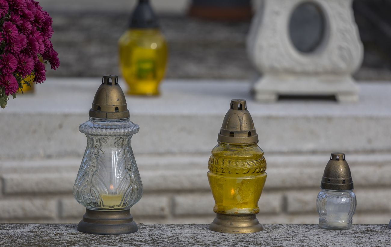Зображення новини: Жива чи на батарейках? Чи можна на Радоницю ставити електричні свічки на могили та що каже церква