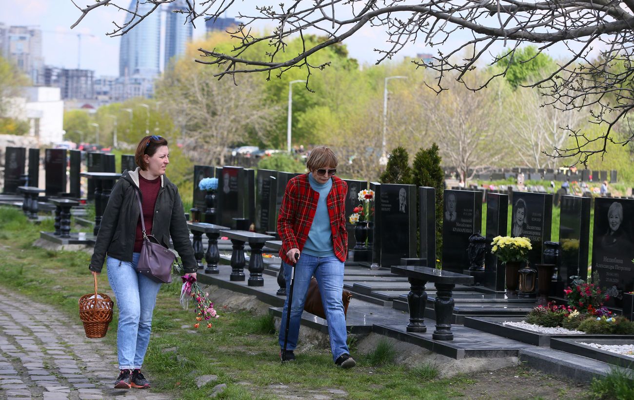 Зображення новини: Не несіть це на могилки: священник пояснив, що насправді заборонено на цвинтарі на Проводи