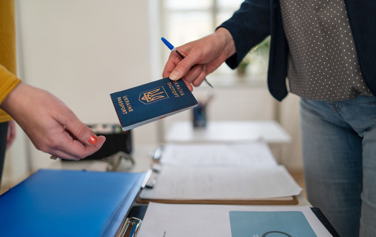 Зображення новини: Тільки з "Резерв+": як чоловікам оформити закордонний паспорт за межами України