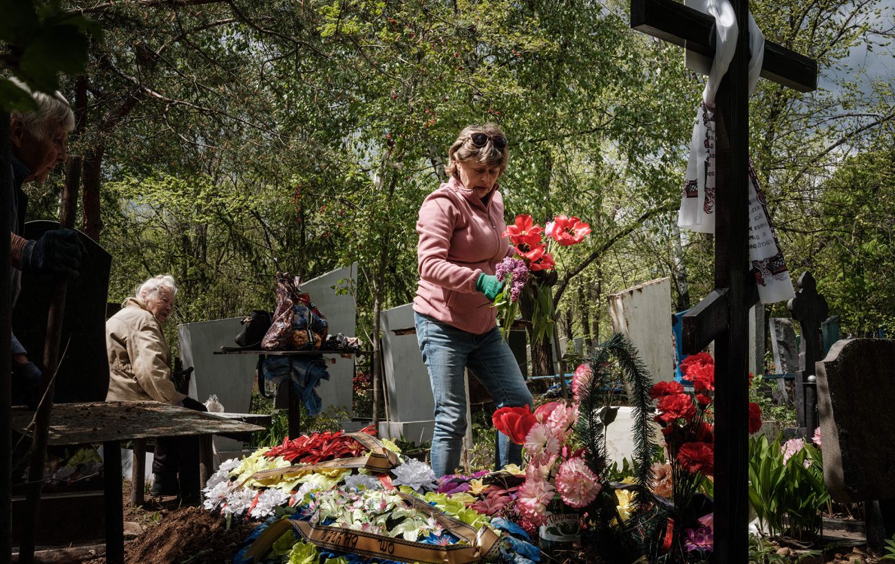 Зображення новини: Чи заборонені штучні квіти на цвинтарі? Що каже Церква та як побороти "силу звички"