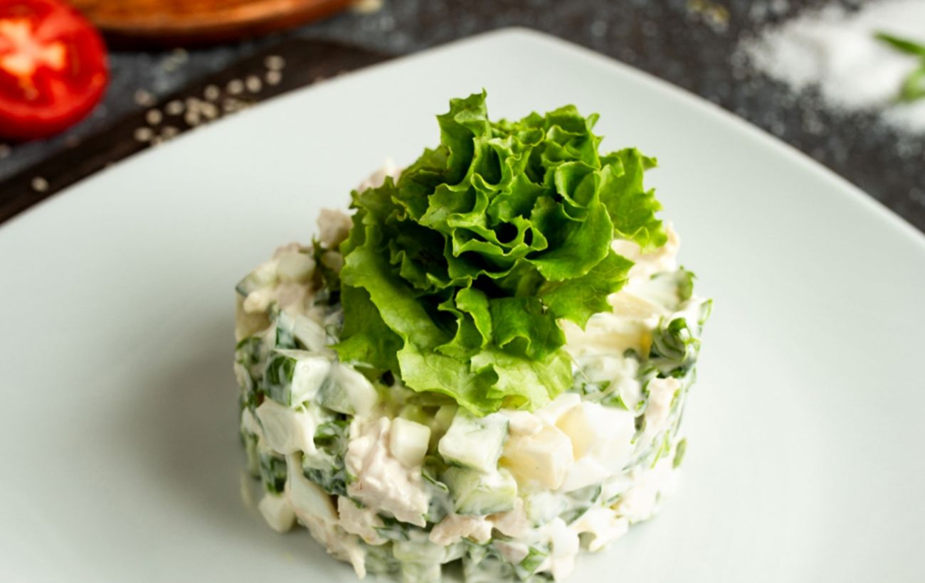 Зображення новини: Майонез більше не потрібен: це ідеальна формула заправки для салату з весняних овочів