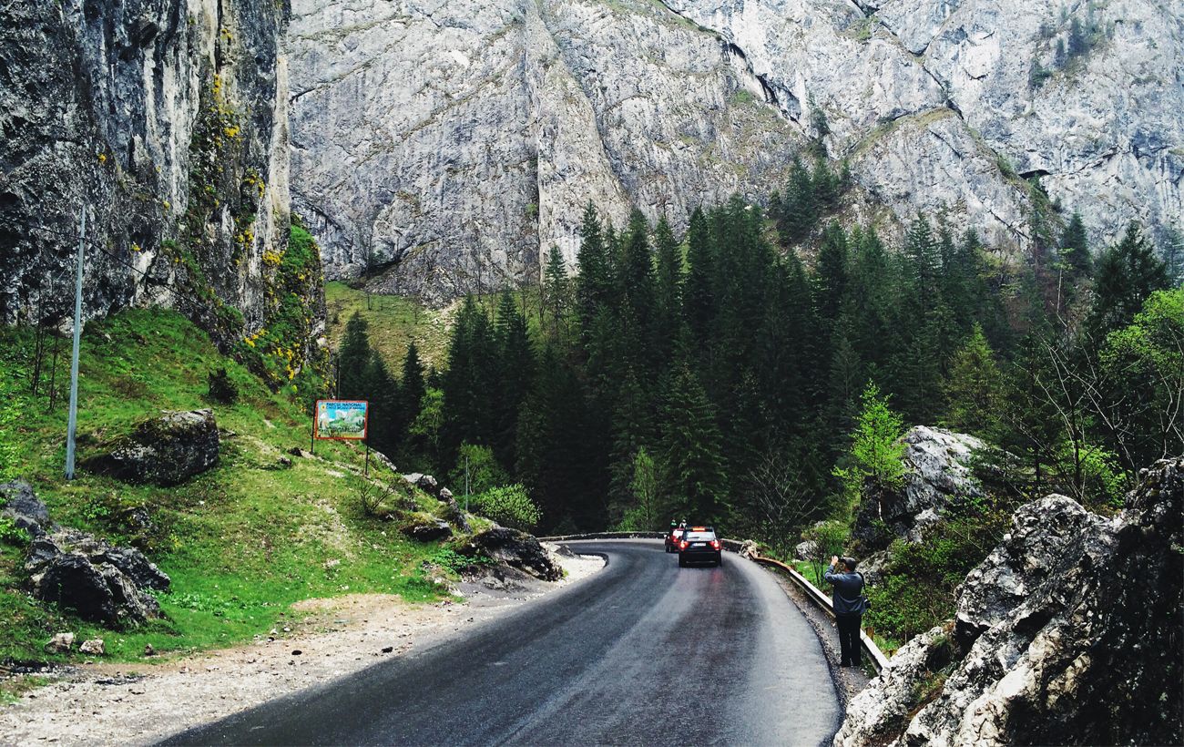 Зображення новини: Це місце зведе вас з розуму: як побачити містичне Червоне озеро та гігантські скелі Біказ