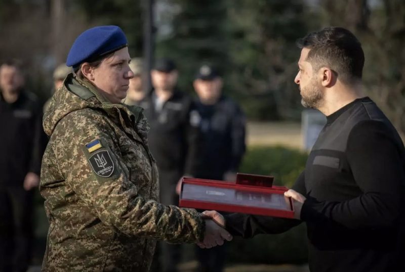 Зображення новини: Вперше в історії НГУ звання Героя України отримала жінка — колишня журналістка. Вона здійснила близько 45 штурмів.