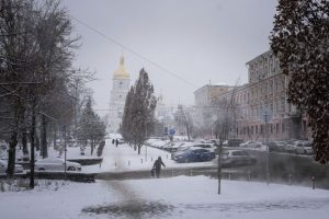 Дорожники підготувалися до негоди: понад 250 одиниць спецтехніки працюють на вулицях Києва