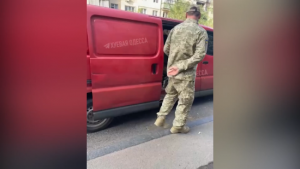В Одесі працівники ТЦК не змогли забрати чоловіка з вулиці до військкомату: що сталося (відео)