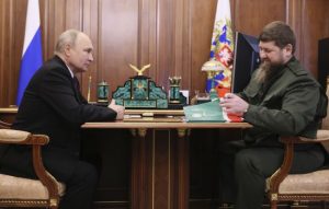 “Путін починає виходити зі стану “колективного Путіна”: експерт про зближення диктатора з Кадировим
