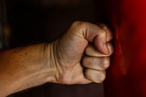 У РФ окупант, що повернувся з війни, провів урок у школі як “герой”, а після побив перехожих