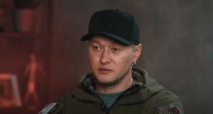 Андрій Хливнюк емоційно відповів на критику, що він під час служби на фронті виїжджає за кордон