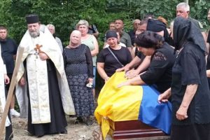 “США воюють з Росією”: піп УПЦ МП на похороні загиблого бійця закликав “здати” Донбас та Крим