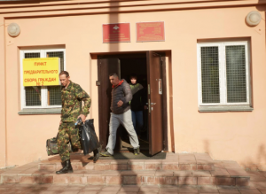 В Росії жінка намагалася підпалити військкомат – відео