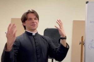 Опальний священник одружився зі своєю юною ученицею: реакція Ватикану (фото)