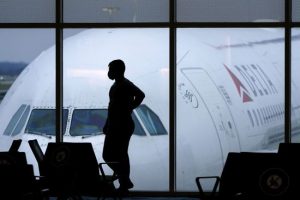Бойові патрони та шумова граната в рюкзаку: в аеропорту Варшави затримали українця