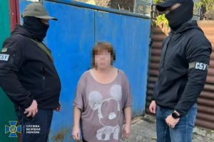 “Зливала” ворогу артпозиції ЗСУ під Бахмутом: СБУ спіймала інформаторку окупантів (фото)