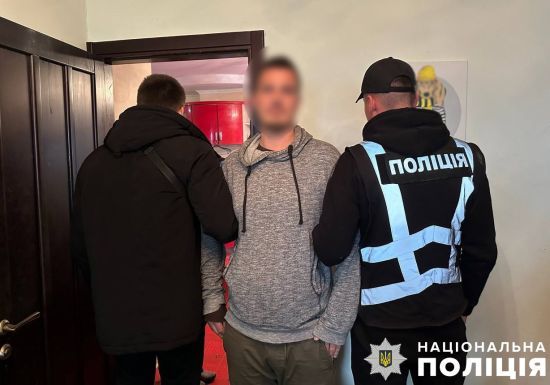 У Києві 32-річний збоченець підшукував у соцмережах дівчаток та надсилав їм дитяче порно: фото