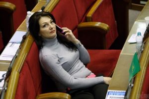 Викинула хабар через огорожу: САП завершила слідство у справі нардепки Марченко