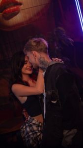 Анна Трінчер посвітила бюстом і пообіймалася з відомим співаком у пікантному відео