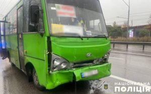 В Києві на дорозі зіткнулися два автобуси: постраждало багато людей (фото)