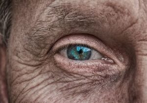 Лікарі вперше у світі пересадили пацієнту ціле око