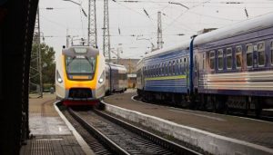 На Полтавщині чоловіка вітром здуло під потяг: чим усе закінчилось