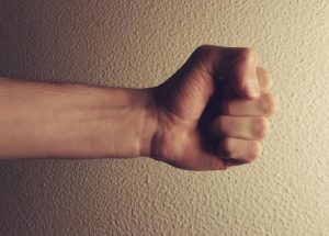 На Сумщині чоловік побив працівника ТЦК, бо не хотів отримувати повістку