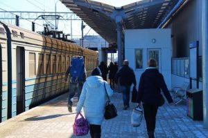 Підлітки розгромили вагон електрички Яготин–Київ: поліція вже встановила неповнолітніх вандалів (відео)