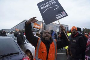 Співробітники Amazon почали найбільший в історії компанії страйк: в чому причина