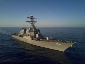 Американський есмінець і комерційні кораблі атакували у Червоному морі: деталі