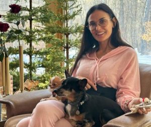 Демі Мур відсвяткувала Різдво без Брюса Вілліса і разом з родиною постала в однакових образах