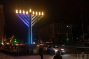 У Києві невідомий на камеру осквернив найбільшу Ханукію в Європі (відео)