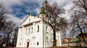 На фасад Кирилівської церкви у Києві повернули відтворені старовинні ікони, які були втрачені понад 100 років тому