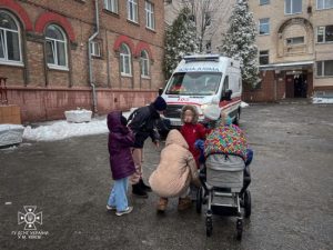 У Києві евакуювали понад 700 дітей і дорослих через пожежу у школі Святошинського району: фото
