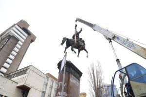 У Києві демонтували пам’ятник Щорсу – подробиці від КМДА (фото, відео)