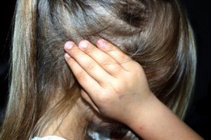 У Хмельницькій області хлопець ґвалтував сестру та знімав це на відео