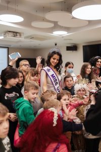 «Міс Україна 2023» провела зимовий бал для дітей у лікарні «Охматдит»