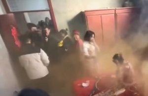 Наречена блювала на весіллі через невдалий жарт друзів коханого: що вони утнули (відео)