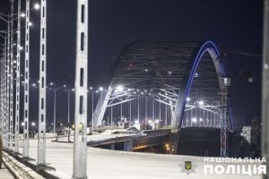 Мільйонні збитки на будівництві Подільського моста: заступнику директора комунального підприємства оголошено про підозру