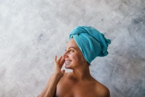 Не лише марно, але й шкідливо: яка косметика не працює після 40 років