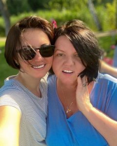 Оля Цибульська вперше зробила своїй мамі макіяж і приголомшила результатом