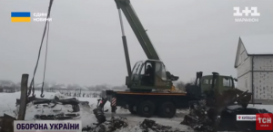 Російський танк два роки простояв на городі: на Київщині забрали ворожу бронетехніку (фото, відео)