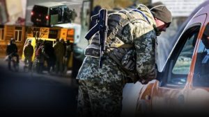 Черговий інцидент: між перехожим і співробітником ТЦК сталася бійка (відео)